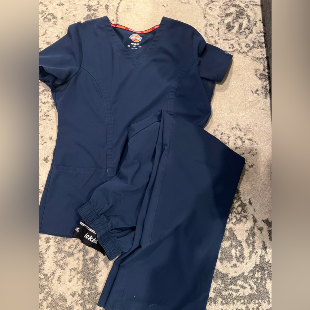 Cherokee workwear size medium scrubs. Navy.  EUC